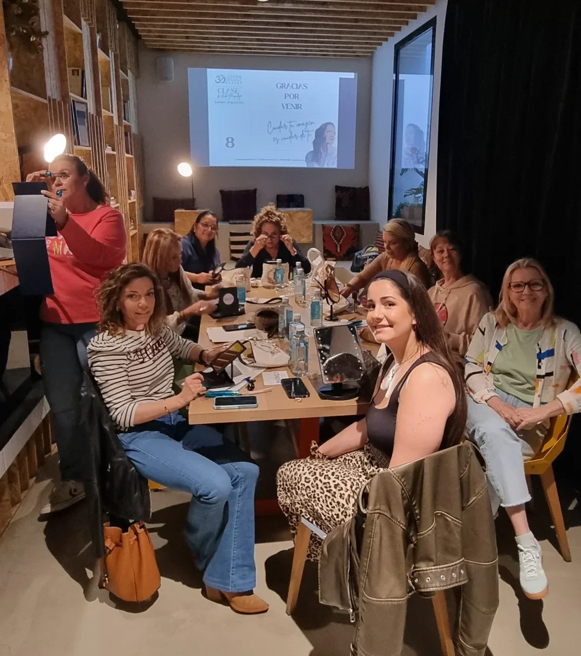 Mujer reconectando consigo misma a través del maquillaje